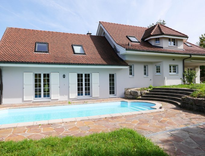 Stilvolles Landhaus mit 10 Zimmern, Garage für drei Autos und Pool (im Baurecht) ....
