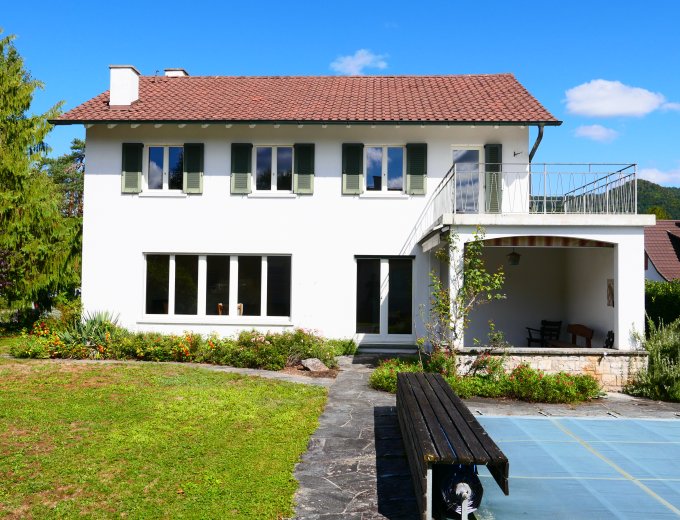 Freistehendes Einfamilienhaus mit Pool und grosszügigem Umschwung ...