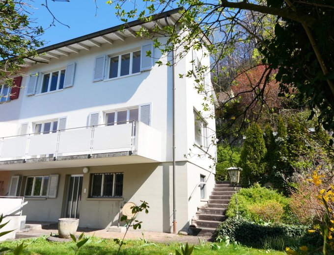 Attraktives Einfamilienhaus an erhöhter Privatstrasse am Fusse des Südhangs ...