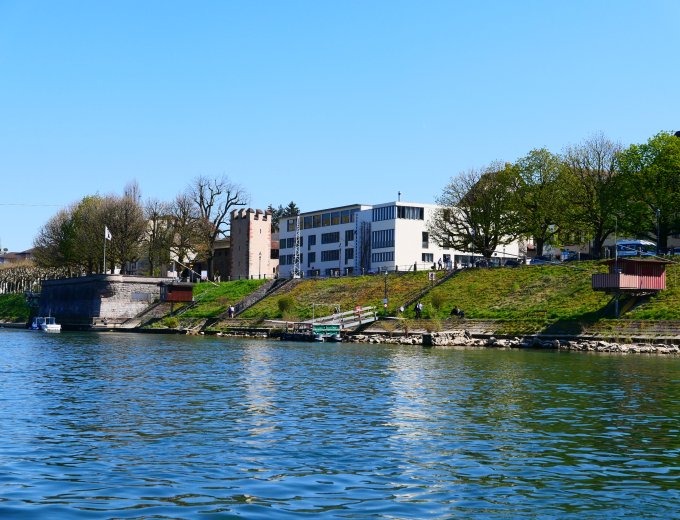 Gediegenes Wohnen direkt am Rhein ...