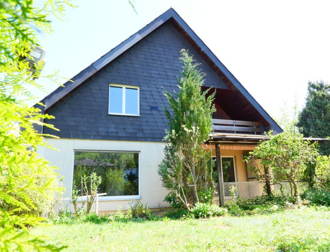 Freistehendes Einfamilienhaus mit Autounterstand an erhöhter Wohnlage ...