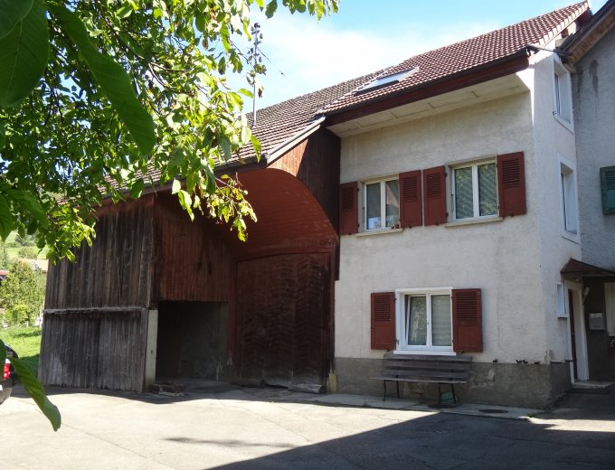 Ausbaubares Wohnhaus mit Oekonomiegebäude und Umschwung