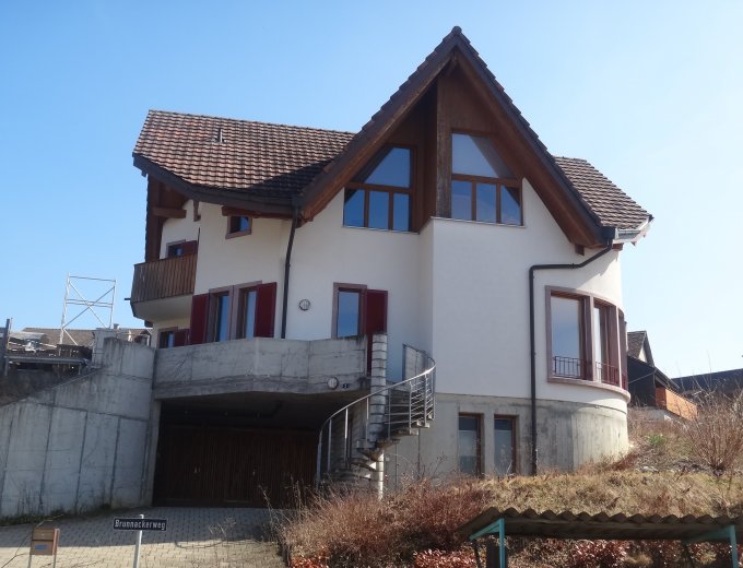 Grosszügiges, freistehendes Einfamilienhaus mit Schwimmbad ...