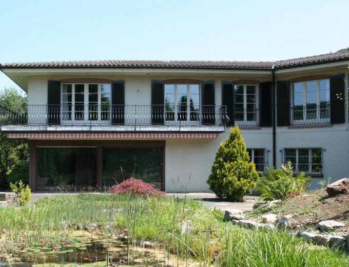 Exklusive Villa mit Hallenbad und Garage für drei Autos an erhöhter Wohn- und Aussichtslage ...