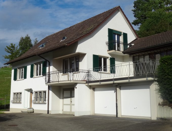 Grosszügiges, freistehendes Einfamilienhaus mit verglaster Gartenhalle, Wohnterrasse, drei Garagen, privater Zufahrt und grossem Umschwung ...