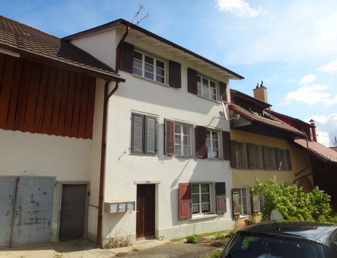 Mehrfamilienhaus mit Garagen-/Schopfanbau im Dorfkern …
