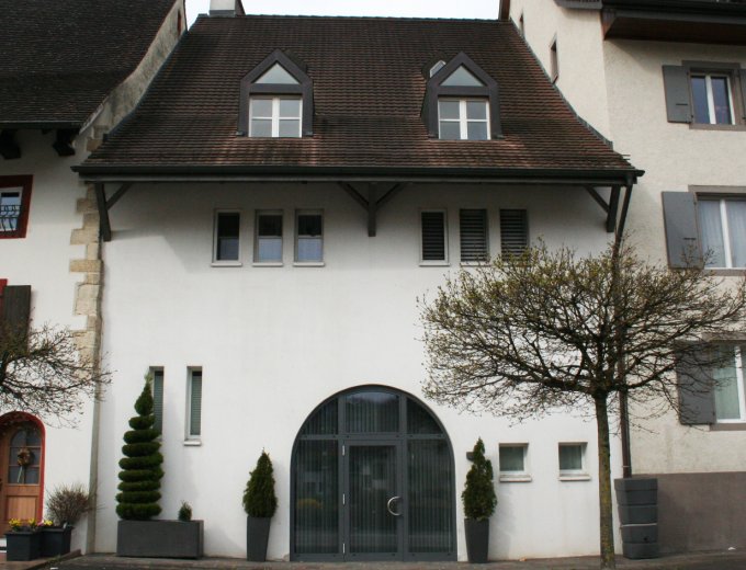 Modernes Mehrfamilienhaus mit drei attraktiven Wohnungen ...