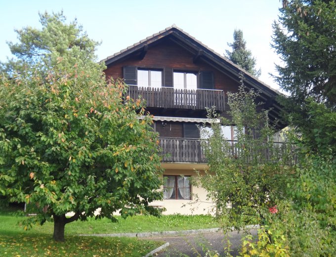Freistehendes Chalet-Einfamilienhaus mit Garage um Umschwung ...