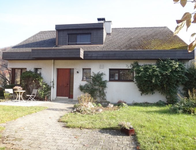 Freistehendes Einfamilienhaus mit Studio/Atelier oberhalb des Dorfzentrums ...