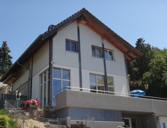 Freistehendes Einfamilienhaus mit Doppelgarage und grossem Umschwung ...