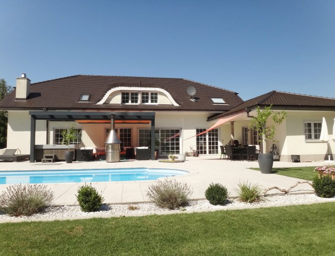 Gediegene Landhausvilla mit Einliegerwohnung, Pool und grossem Umschwung ...