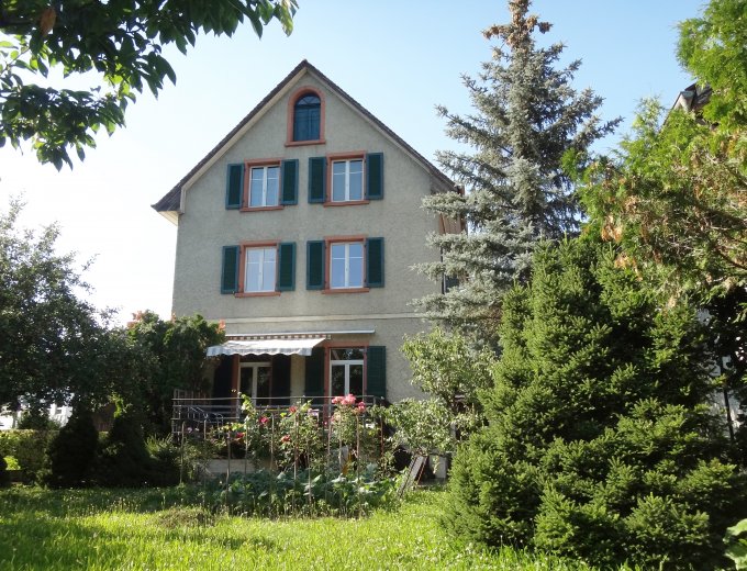 Vielseitig nutzbares Wohnhaus mit idyllischem Garten ...